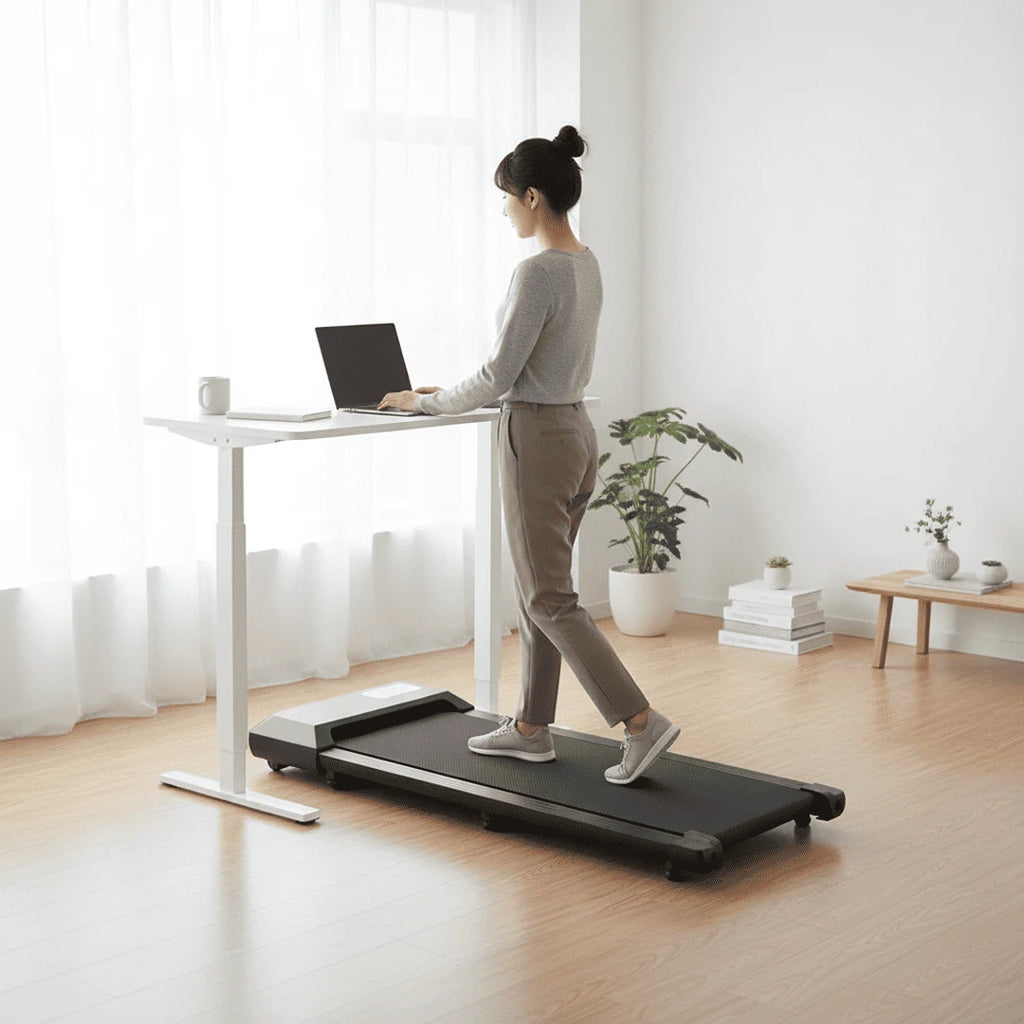 Tapis de marche WALKEN Core utilisé avec bureau blanc