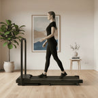 Tapis de marche WALKEN Core+ positionné dans un salon moderne