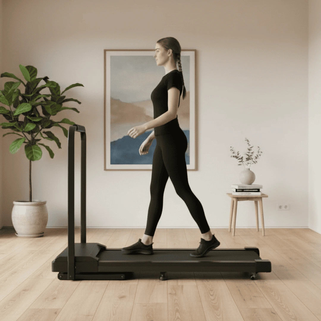 Tapis de marche WALKEN Core+ positionné dans un salon moderne