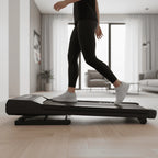 WALKEN Incline vue de profil dans un intérieur aux murs clairs