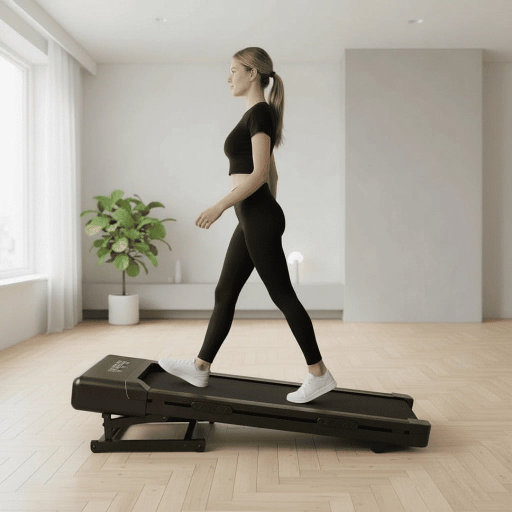 Tapis de marche inclinable WALKEN Incline dans un salon moderne clair, vue latérale