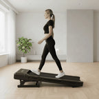 Tapis de marche inclinable WALKEN Incline dans un salon moderne clair, vue latérale